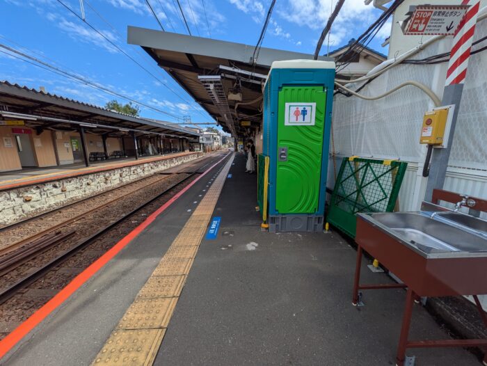 京成中山駅の上り線は仮設トイレ