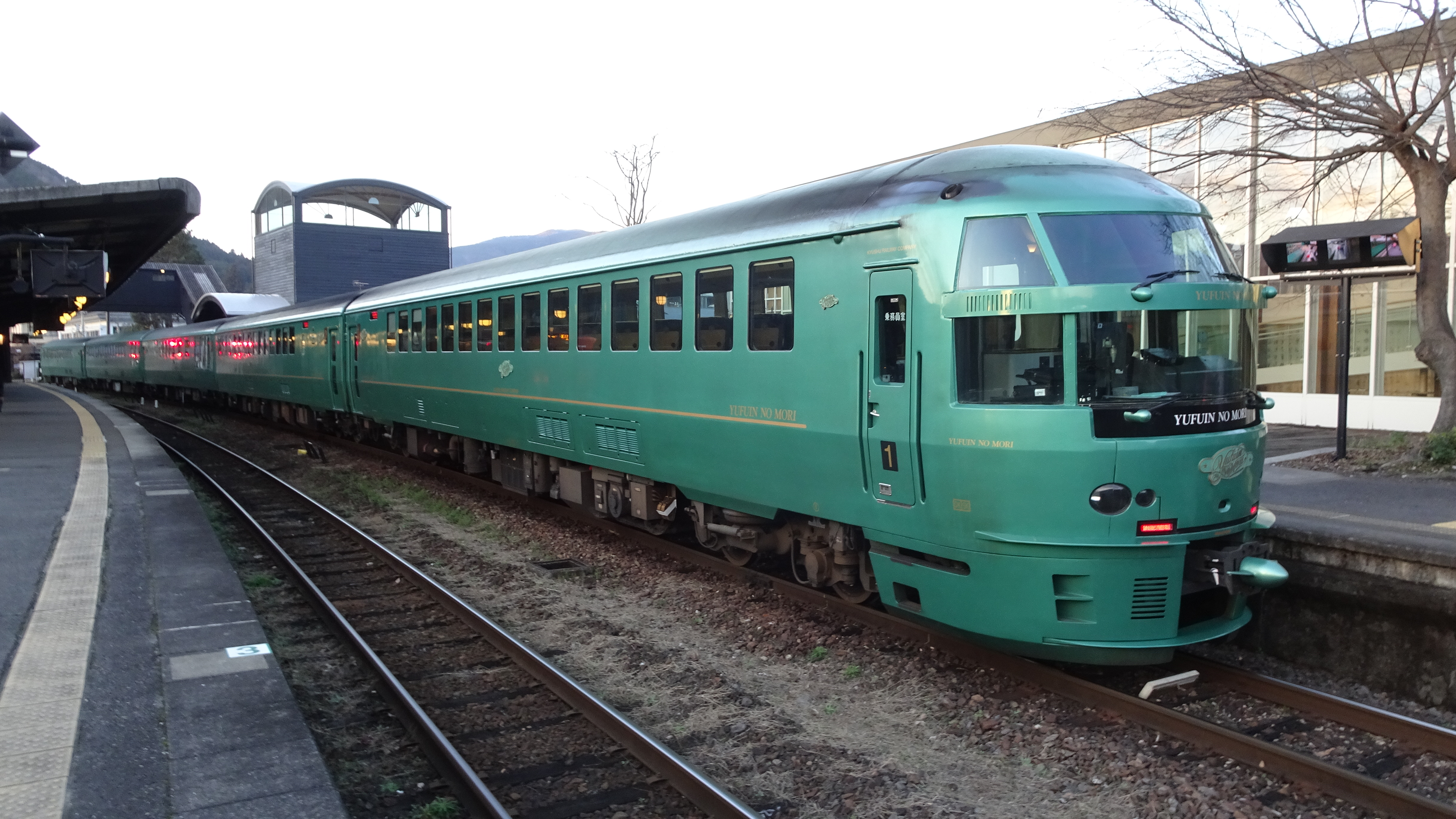 観光列車 特急ゆふいんの森号はカップルであれば最後尾 家族連れであればボックスシートがおすすめ 出発進行