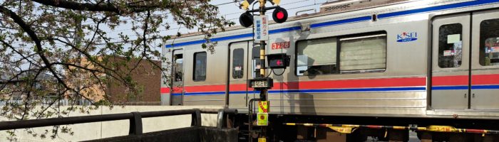 京成本線真間川の踏切を通過する京成線