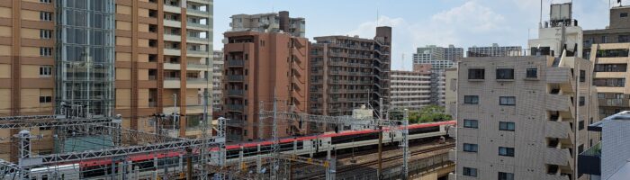 ホテルR9プレミアム市川駅前のスイートルームから成田エクスプレスを楽しむ