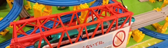 市川駅みどりの窓口にプラレールコーナーにE5系