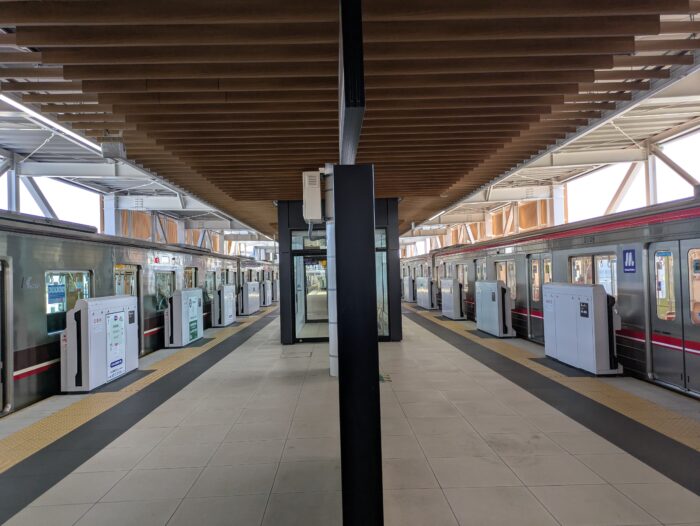 箕面萱野駅のホーム