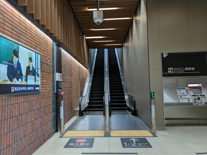 箕面萱野駅の南改札のエスカレーター