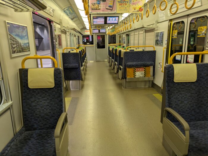 225系関空快速の車内