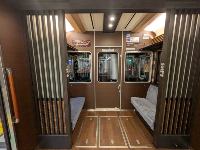 京とれいん雅洛の車端席