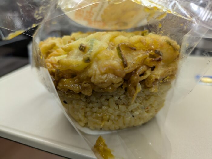 ニューデイズのすごおにの蕎麦屋のカレー天玉風はボリューム満点