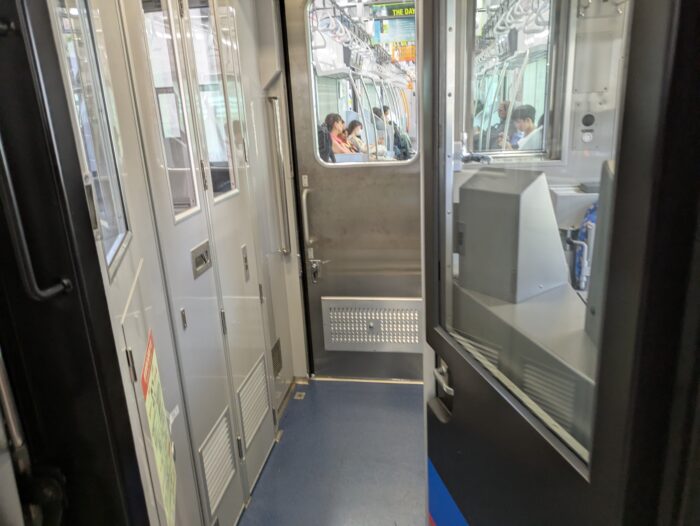 京成3200形の貫通扉通路
