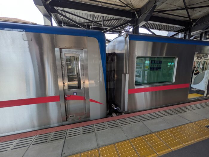 京成3200形の運転席との連結