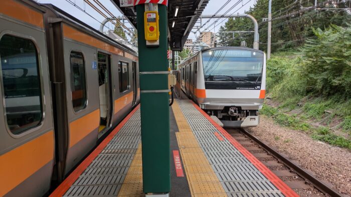 四ツ谷駅ホームは狭いので注意