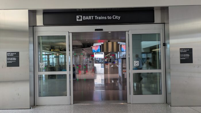 BART(バート)の入口