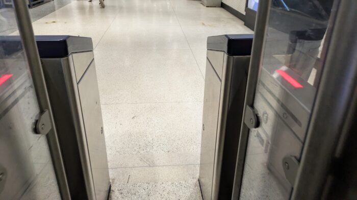 BART(バート)の改札はタッチ決済で通過