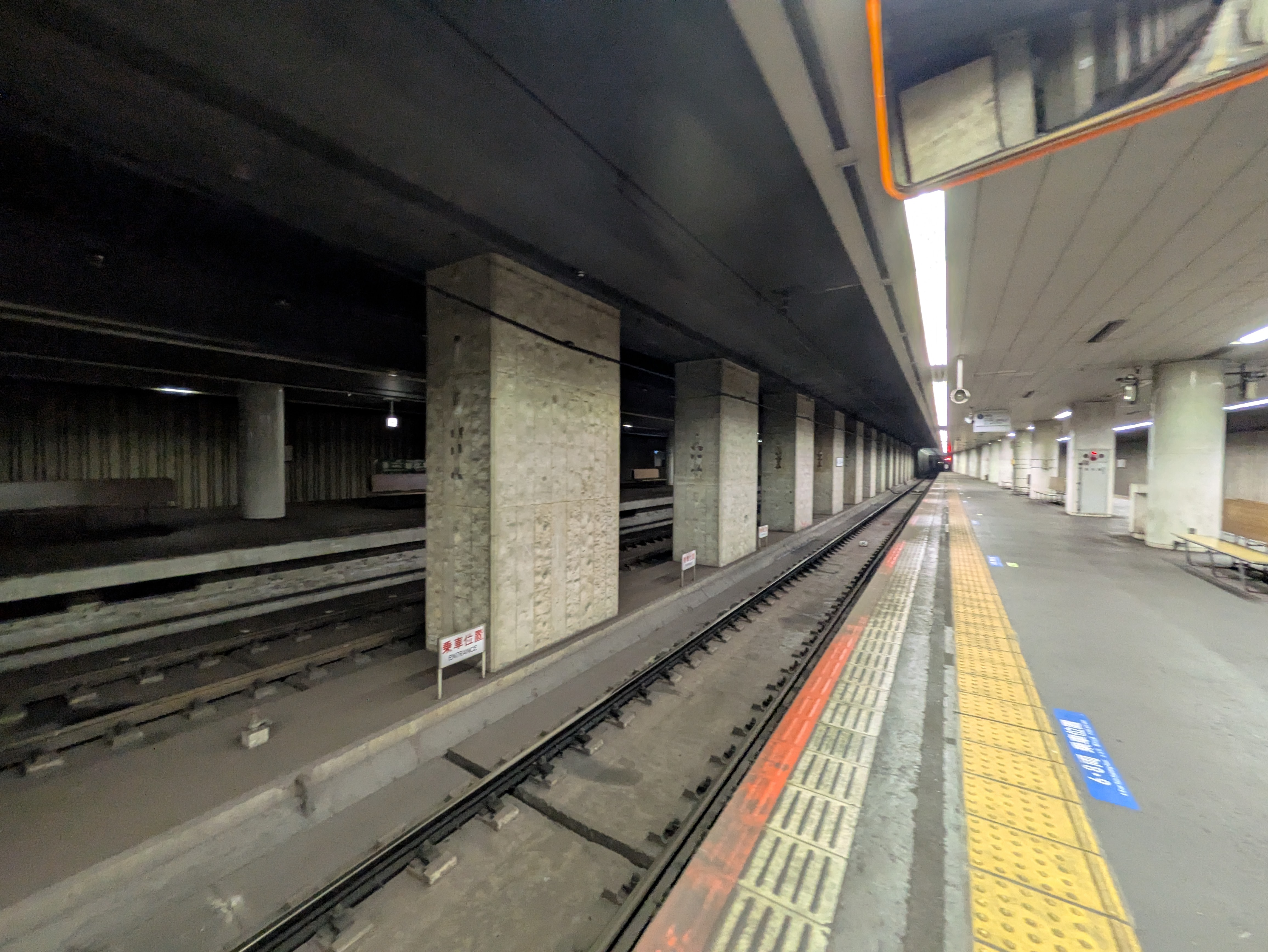 東成田駅の使われていないホームを見る