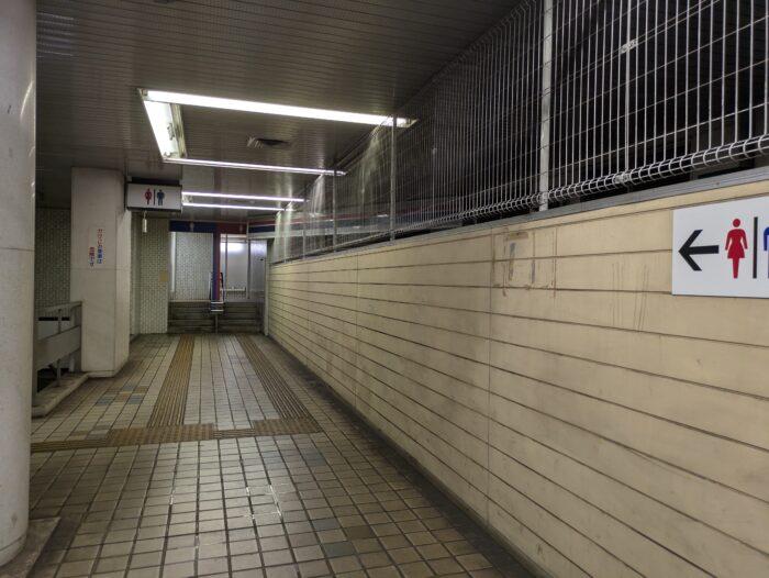 東成田駅の通路