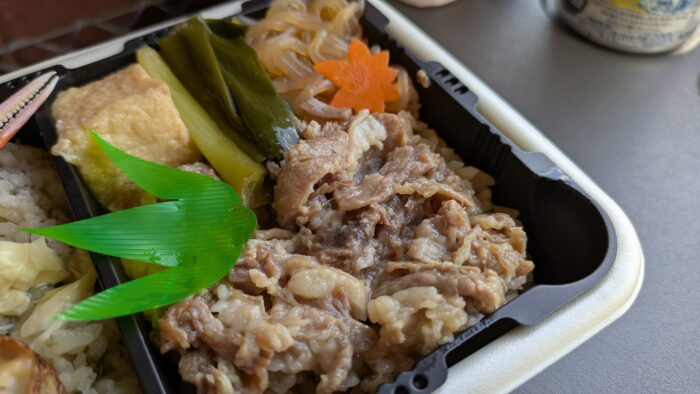 城崎名物あっちっちかにめしとすきやき弁当はボリューム満点