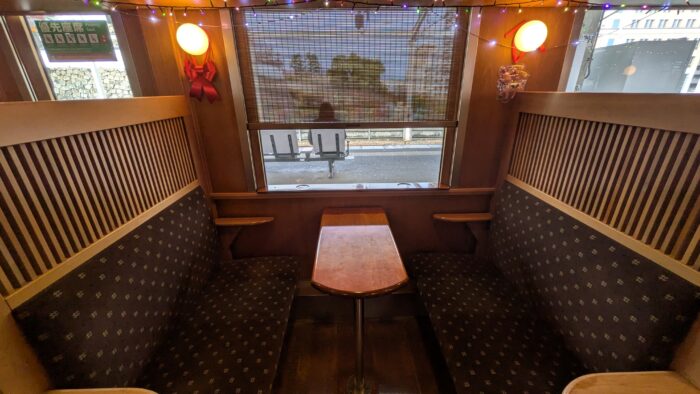 伊原鉄道夢やすらぎ号のボックスシート