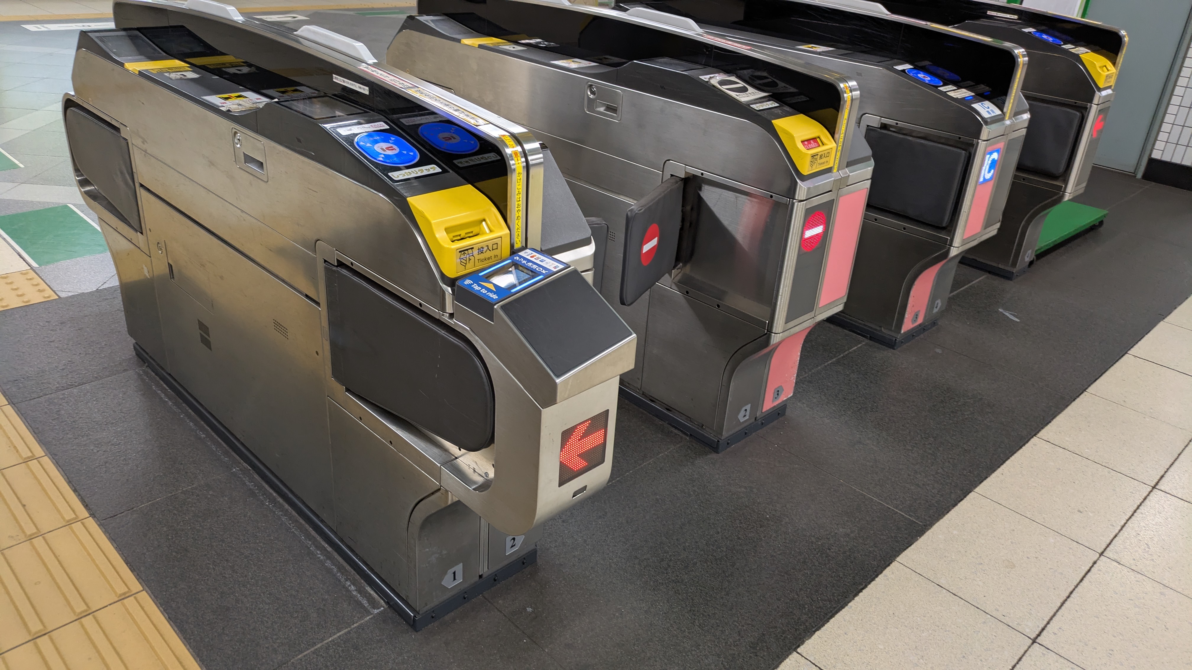 タッチ決済の改札