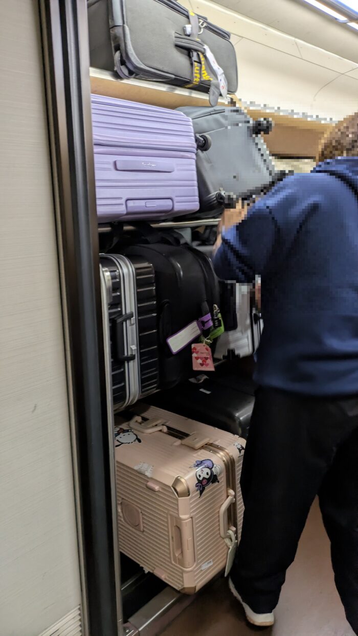 北陸新幹線の大型荷物置き場