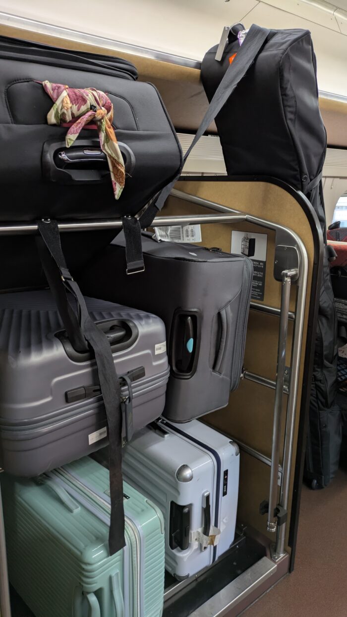 北陸新幹線の大型荷物置き場はたくさんの荷物