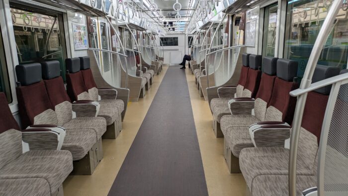 京王5000系の車内
