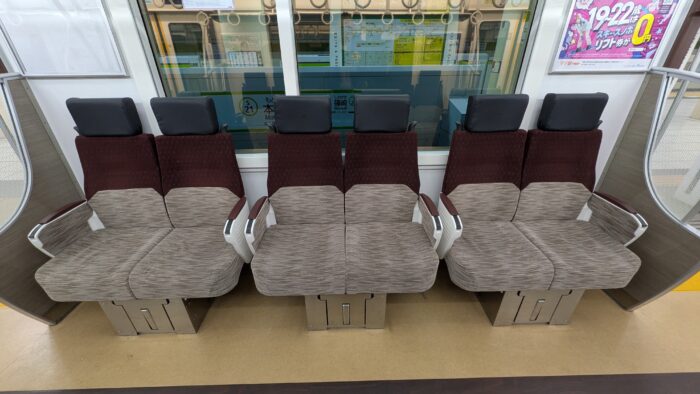 京王5000系のロングシートの車内