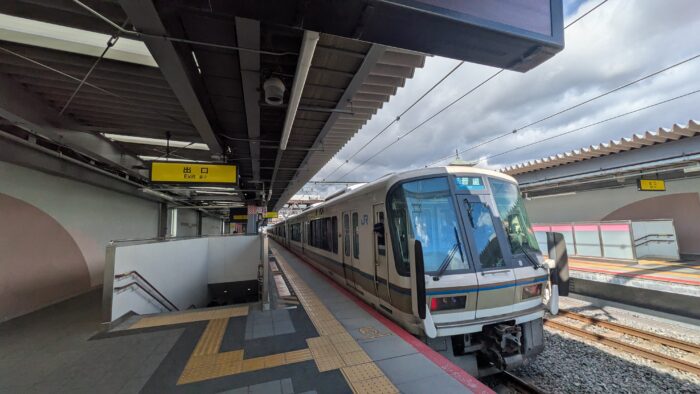 JR淡路駅のホーム