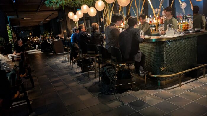 大井町トラックスのルーフトップバーの店内