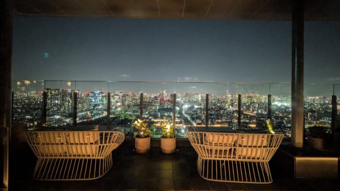 大井町トラックスのルーフトップバーのペアシート