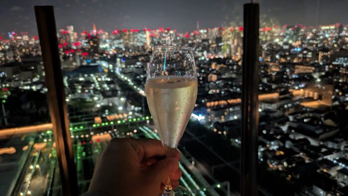 大井町トラックスのルーフトップバーからの眺望とシャンパンを楽しむ