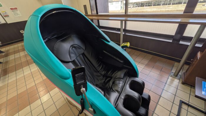 一ノ関駅のE5系カラーのマッサージ機