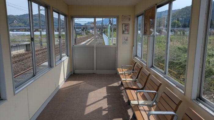 神代駅の待合室の中