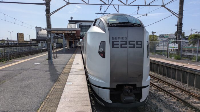 八街駅に停車中の「しおさい」