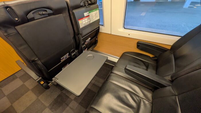 E259系しおさいのグリーン車のテーブル