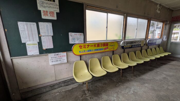 弘南鉄道大鰐駅の駅舎のベンチ