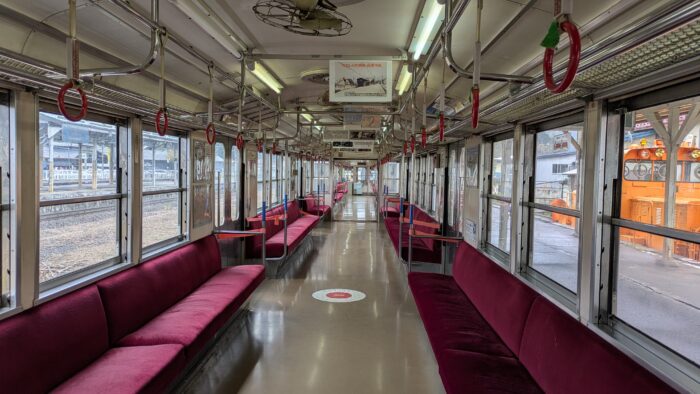 弘南鉄道7000系の車内