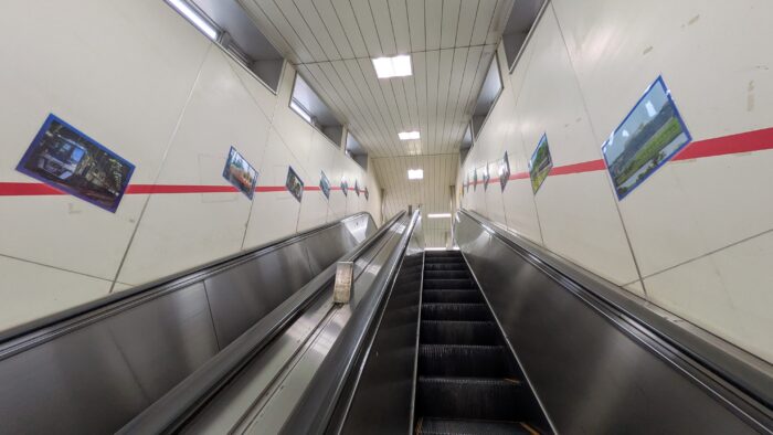京成高砂駅のエスカレーターの写真