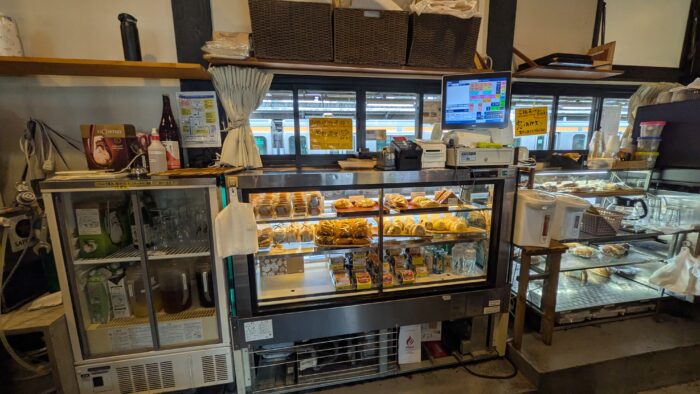 一言堂の店内からホームを見る